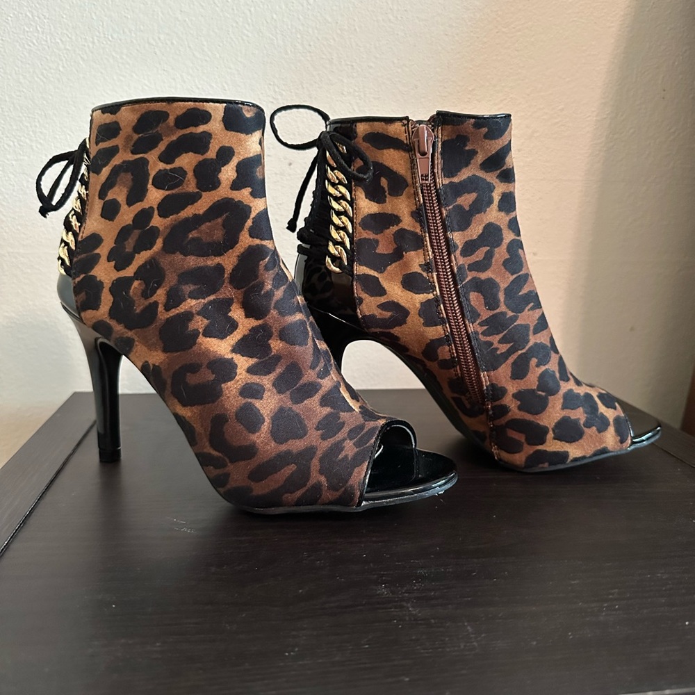 NWOT- SGR Katydee leopard booties